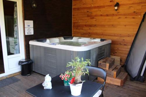 Au coucher du soleil, chalet avec jacuzzi et sauna : B&B / Chambres d'hotes proche de Bruille-Saint-Amand
