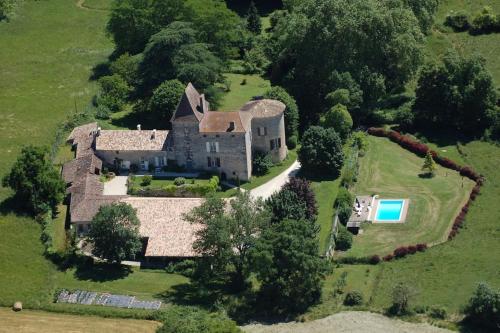 Chateau Barayre - beautiful 12th century castle with pool and large garden : Maisons de vacances proche de Boudy-de-Beauregard