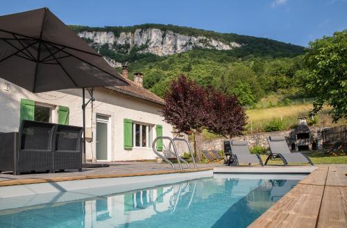 Le gîte de la cascade, maison spacieuse avec piscine : Maisons de vacances proche de Murs-et-Gélignieux