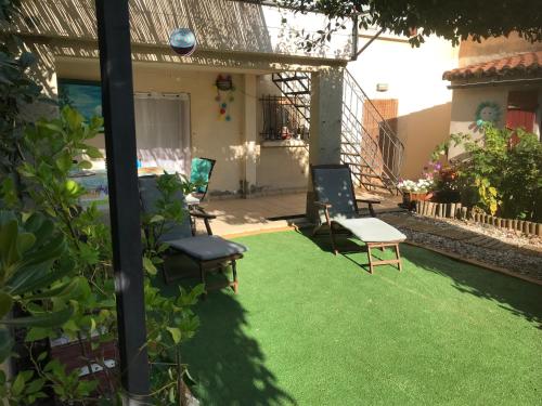 chambre et salle de bain privé s'ouvrant sur terrasse, jardin et cuisine d'été : Sejours a la campagne proche de Granès