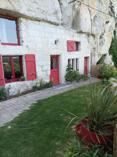 Gite des Perreyeurs - maison troglodyte avec vue sur Loire : Maisons de vacances proche de Montsoreau