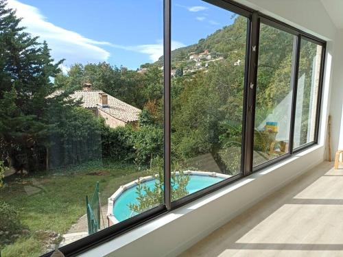 Beautiful villa with swimming pool on a hill : Villas proche de Courmes