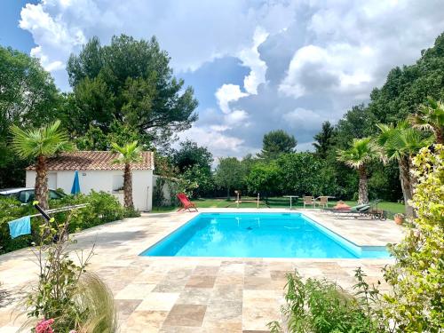 Aix-Marseille superbe T2 avec jardin, piscine et parking : Appartements proche de Mimet