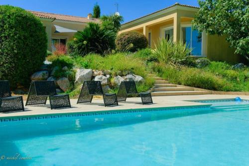 Villa avec piscine, salle de jeux : Villas proche de Castries
