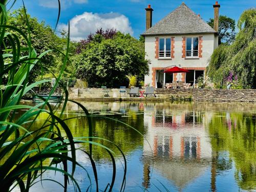 Le Moulin de Bury, Maison de campagne au bord de la rivière à 13 kms au Sud de Rennes : Maisons de vacances proche de L'Hermitage