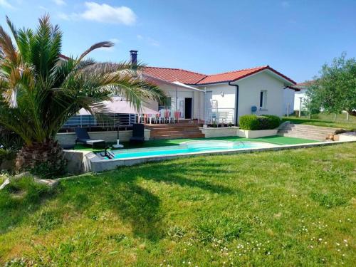 Jolie villa T5 tout confort avec piscine/jardin : Villas proche de Mimbaste