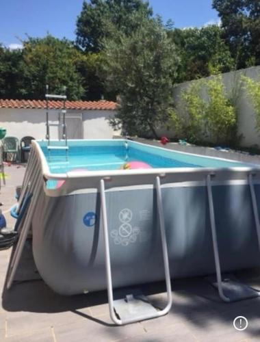 Villa avec grand jardin barbecue et piscine hors sol + studio indépendant : Maisons de vacances proche d'Allauch