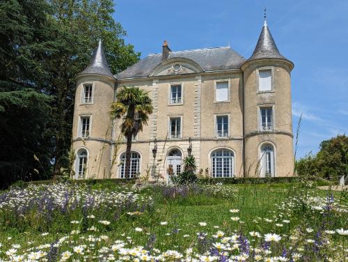 Château de Lavaud : Maisons d'hotes proche d'Orgedeuil