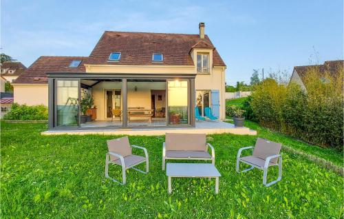Amazing home in Saint-Martin-la-Garenn with WiFi and 4 Bedrooms : Maisons de vacances proche de Jouy-Mauvoisin