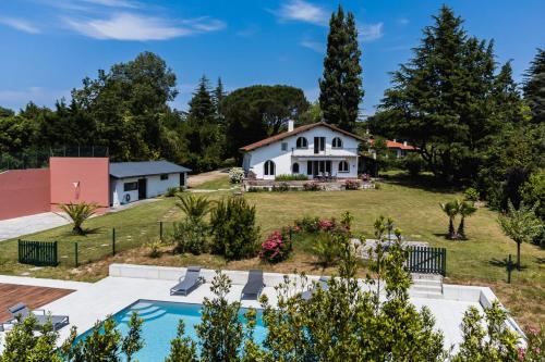 Chistera - Rent a house with heated swimming pool and garden in Urrugne : Villas proche d'Urrugne