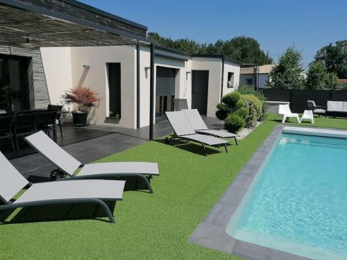 Grande Maison familiale avec piscine : Villas proche de Saint-Martin-de-Bernegoue