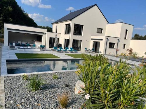 Villa avec piscine et spa proche circuit 24H Le Mans : Villas proche de Changé