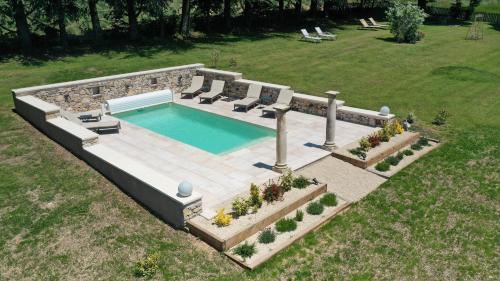 Domaine La Lauren avec piscine chauffée et jacuzzi : Maisons d'hotes proche de Ferrassières