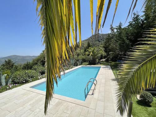 Villa de charme au calme, vue panoramique Terrasse Piscine, Jacuzzi 100% privé. : Maisons de vacances proche d'Aspremont
