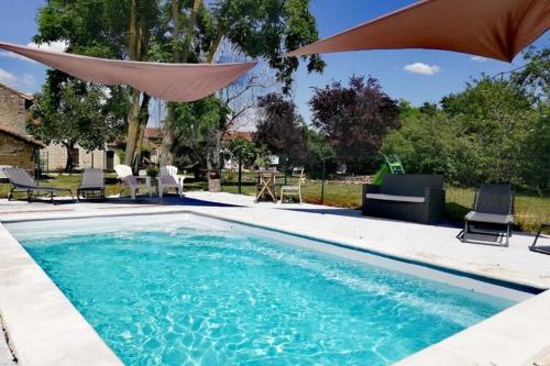 Beautiful holiday home in Frontenay sur Dive with terrace : Maisons de vacances proche de Marnes