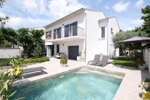 LS7-429 - SUASSO Jolie villa avec piscine privée en centre ville de Salon de Provence 4 personnes : Villas proche de Lamanon