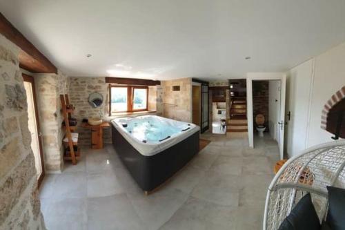 Gite romantique avec jacuzzi et piscine chauffée : Maisons de vacances proche de Boussac