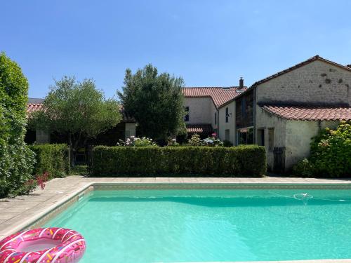 Chambres de charme avec jardin et piscine : Sejours chez l'habitant proche de Saint-Maixent-de-Beugné