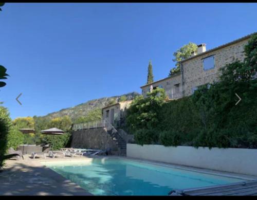 Bergerie du 17ème siècle, piscine privative : Villas proche de Roquesteron