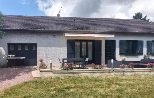 Awesome Home In Herry With Outdoor Swimming Pool, Wifi And 2 Bedrooms : Maisons de vacances proche de Saint-Léger-le-Petit
