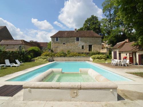 Beautiful cottage with swimmingpool adjacent to an exquisite 14th century castle : Maisons de vacances proche de Lureuil