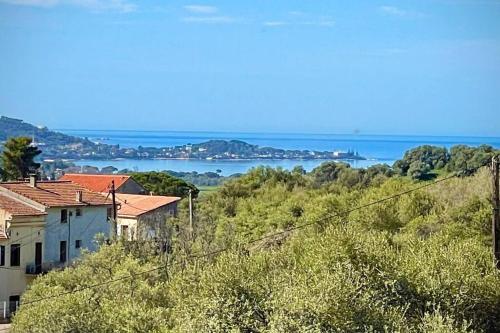 Villa proche mer exclusive 2 à 11 voyageurs : Maisons de vacances proche d'Eccica-Suarella