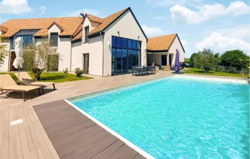 Stunning Home In Pierre-leve With Outdoor Swimming Pool, Heated Swimming Pool And 5 Bedrooms : Maisons de vacances proche de Jouarre