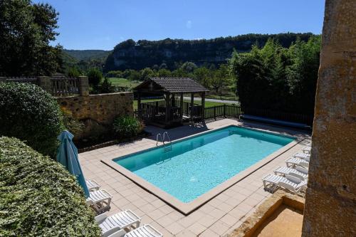 Cosy gîte with magnificent view, private terrace and shared swimming pool : Appartements proche de Saint-Léon-sur-Vézère