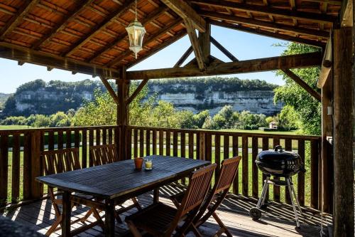 3 bedrooms with 3 ensuite bathrooms, covered terrace with beautiful view, shared pool : Appartements proche de Rouffignac-Saint-Cernin-de-Reilhac