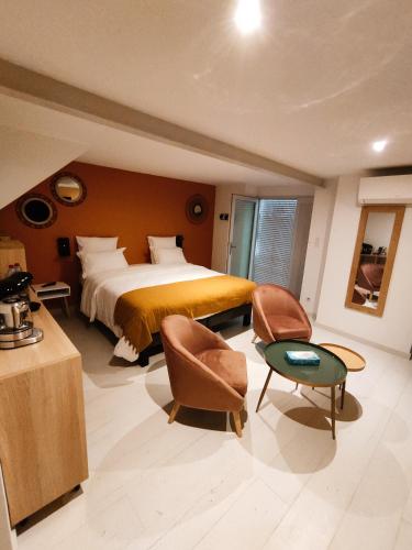 Room in Guest room - chambre du moulin brochat : Maisons d'hotes proche de Fontaines