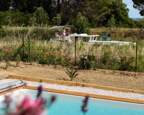 Maison avec piscine, vue sur le Canal du Midi : Maisons de vacances proche de Puisserguier