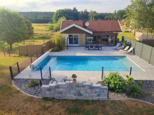 Maison avec piscine et sauna : Maisons de vacances proche de Hadol