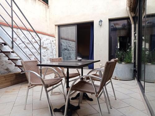 Maison de charme avec patio et terrasse de toit : Maisons de vacances proche de Cucugnan