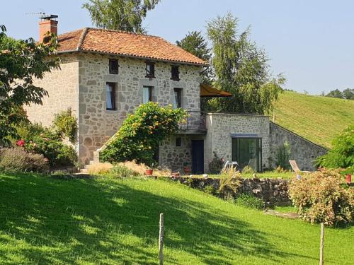 Exquisite Mansion in Cantal with bubble bath Sauna and Pool : Maisons de vacances proche de Parlan