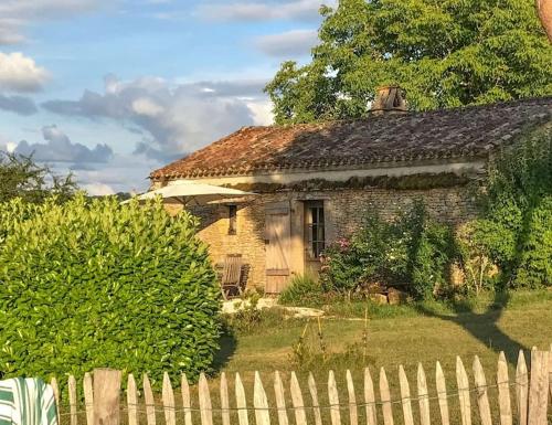 Charmante maison avec piscine partagée proche Belves : Maisons de vacances proche de Saint-Amand-de-Belvès