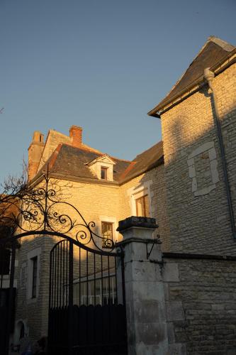 L'Escapade Place Voltaire : Maisons d'hotes proche de Précy-le-Sec