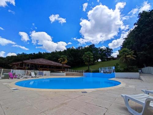 Chalet de 3 chambres avec piscine partagee jardin amenage et wifi a Mauroux : Chalets proche de Saint-Vite