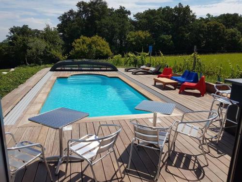 Maison Neuve, relaxing countryside home with pool : Maisons de vacances proche de Berneuil