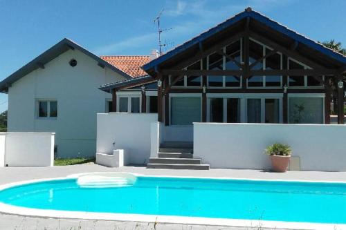 Belle villa en impasse avec piscine : Villas proche de Villefranque