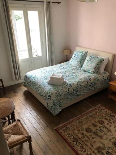 La Maison Charmante: Spacious 4-Bedroom Retreat in Saint-Severin : Appartements proche de Saint-Séverin