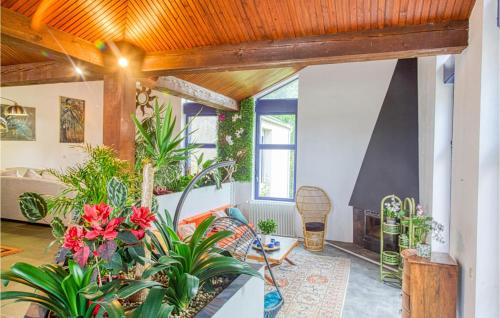 Beautiful Home In Latronquire With Wifi And 4 Bedrooms : Maisons de vacances proche de Saint-Médard-Nicourby