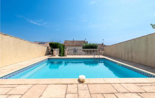 Nice home in Magalas with 4 Bedrooms, Internet and Outdoor swimming pool : Maisons de vacances proche de Magalas