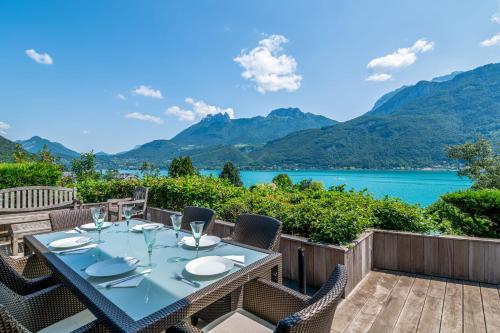 Beautiful and modern chalet with view on the Annecy lake - Welkeys : Chalets proche de Doussard