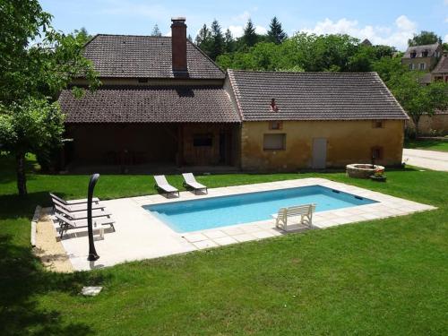 Domaine avec piscine à Milhac : Maisons de vacances proche de Saint-Cirq-Madelon