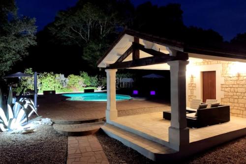 Villa TagiBao avec piscine : Villas proche de Brillac