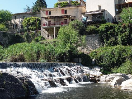 Maison sur la rivière : Maisons de vacances proche de Saint-Martial