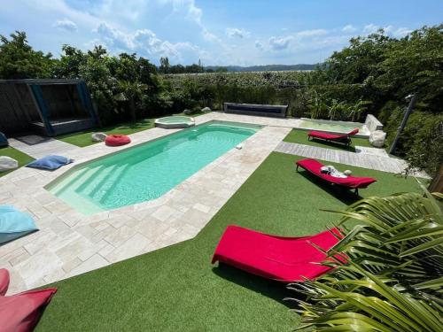 Grande maison de charme avec piscine au coeur des vergers et vignobles : Maisons de vacances proche de Plats