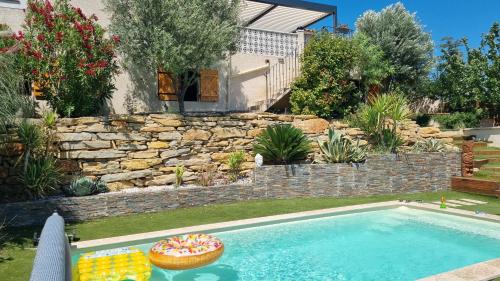 Magnifique villa avec piscine et vue panoramique : Villas proche de Cadolive