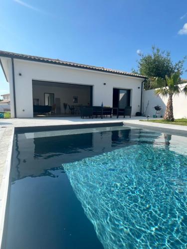 Maison neuve avec piscine : Villas proche de Lignan-de-Bordeaux