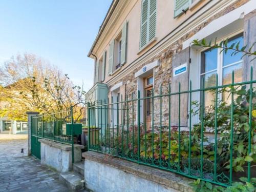 Le Saint Jacques - Gite 2 pièces indépendant vue sur Paris et jardin : Appartements proche de Taverny